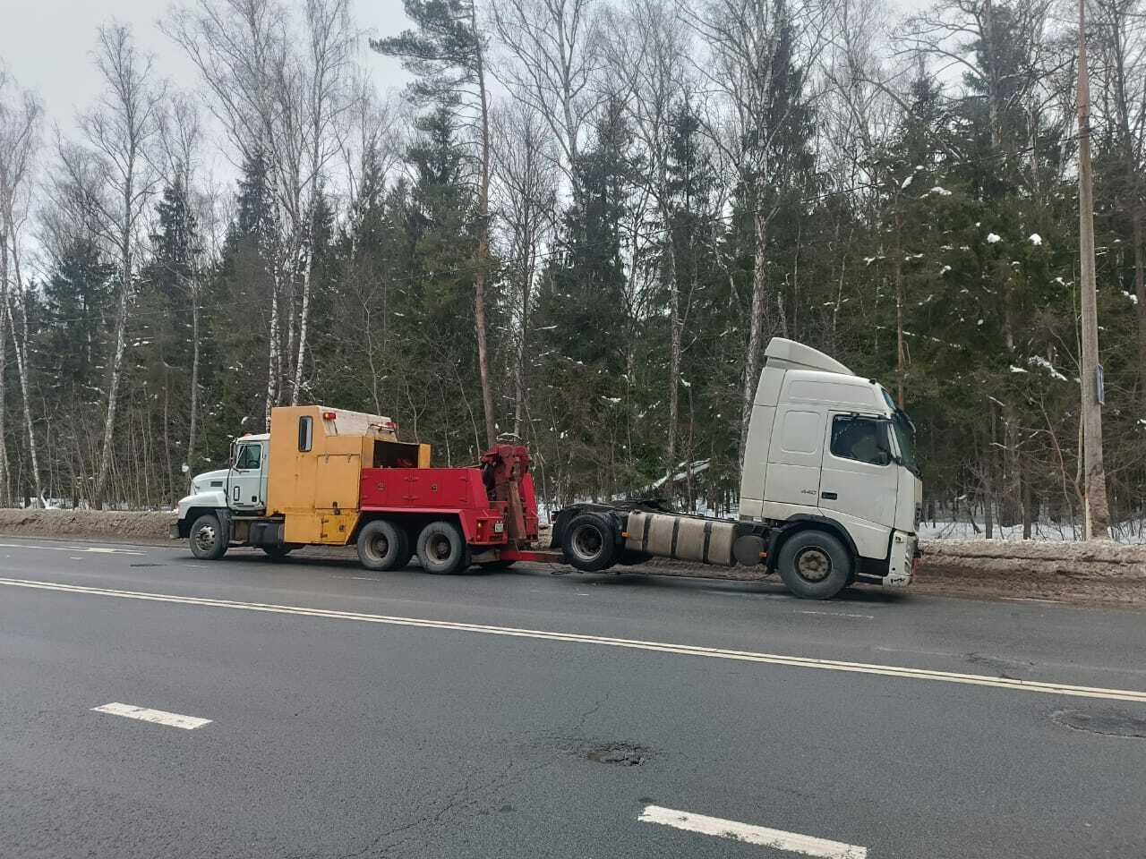 Грузовой эвакуатор тягача